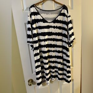 Great Black & White striped T-shirt in size 30/32 that is super soft